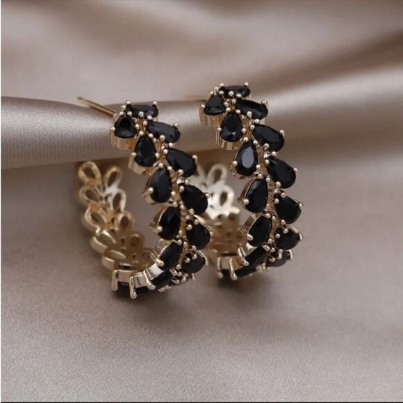 #27 Gorgeous Black C Shaped Hoop Earring - Picture 1 of 5